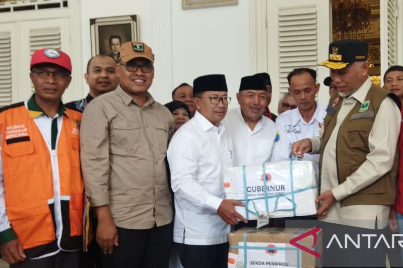 Gubernur Sumatera Barat serahkan bantuan 1,3 ton rendang kepada Bupati Cianjur