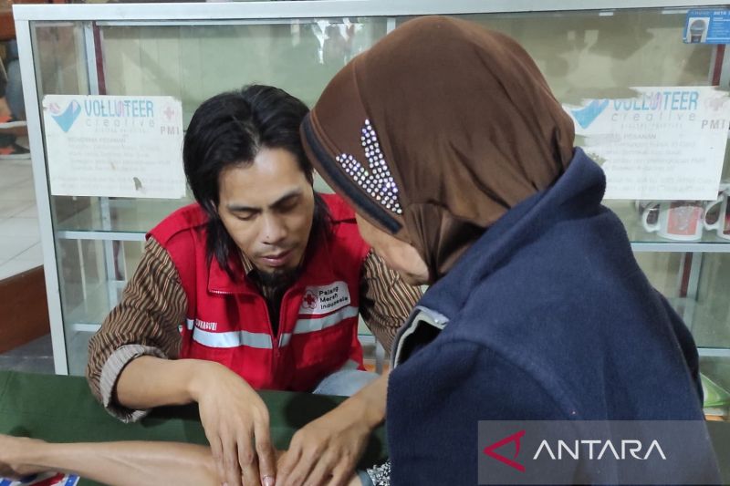 Relawan tunanetra PMI berikan pelayanan pijat korban gempa Cianjur