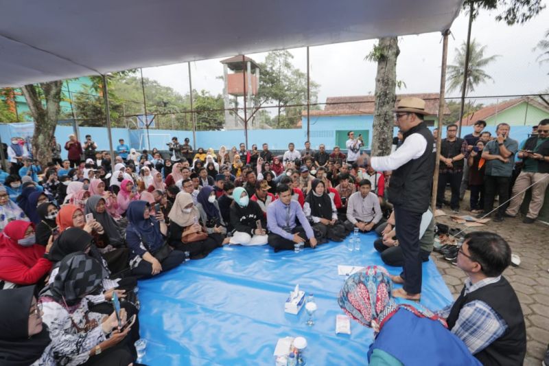 Gubernur Ridwan Kamil semangati guru yang terdampak gempa di Cianjur
