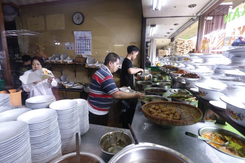 Risma bawa nasi padang untuk pengungsi korban gempa di Cianjur