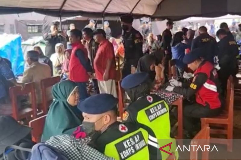 Tim medis Brimob berikan pelayanan kesehatan di pengungsian Cianjur