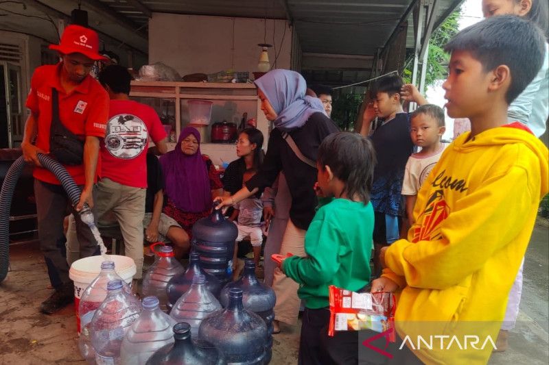 PMI pasang seratus tandon air di posko pengungsian dan perkampungan