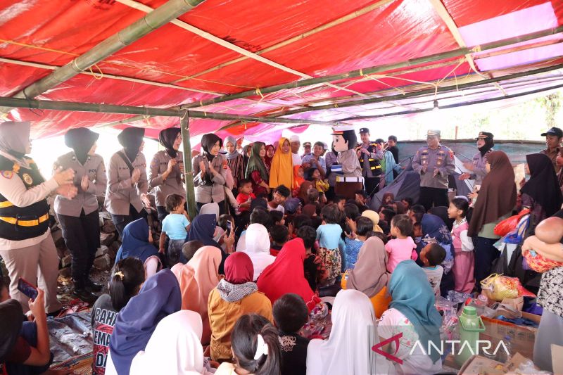 Polwan Polres Sukabumi Kota beri terapi penyembuhan trauma anak koban gempa Cianjur