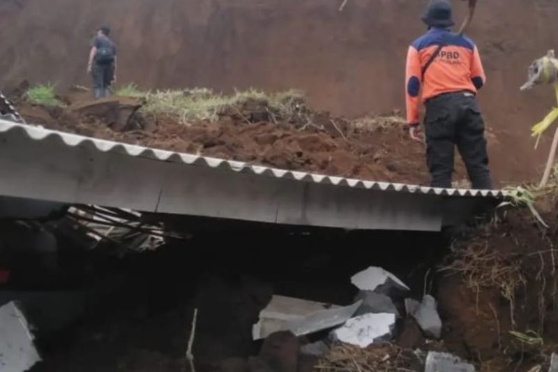 Empat rumah warga Tengger di lereng Gunung Bromo rusak akibat longsor