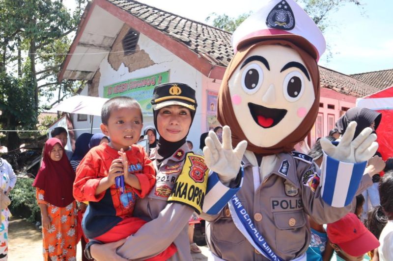 Polda Jabar terjunkan badut polisi hibur anak pengungsi Cianjur
