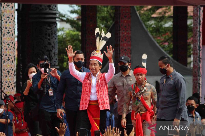 Presiden Joko Widodo Minta Dukungan Suku Dayak Dalam Pembangunan Ibu ...