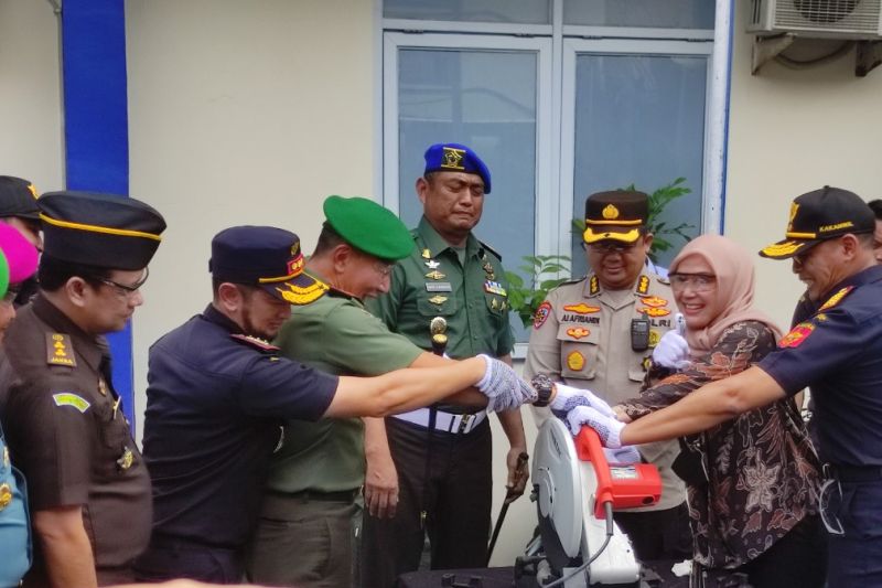 Bea Cukai Sulsel Memusnahkan 1 Juta Batang Rokok Dan Sex Toys Ilegal Antara News 0206