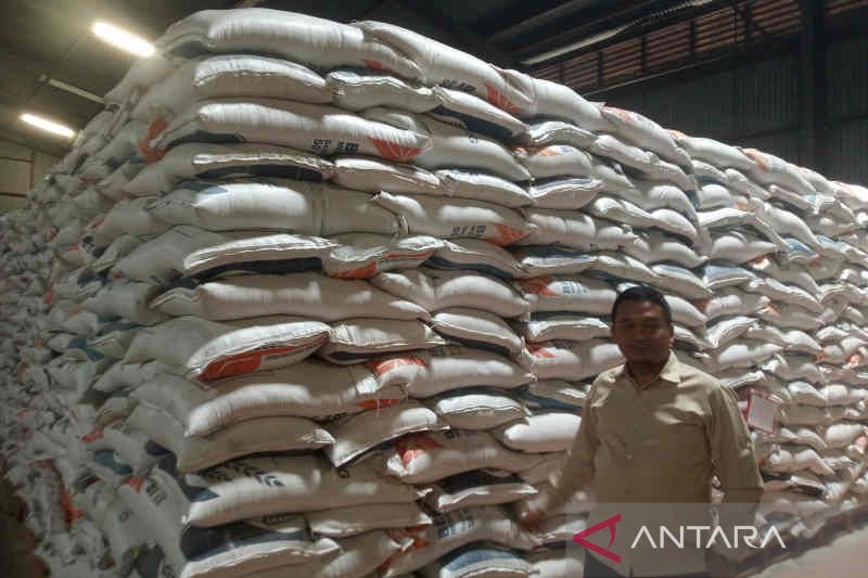 Stok 29.506 ton beras aman hingga Maret 2023, sebut Bulog Cirebon