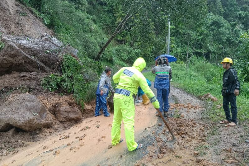 Jalur Pamulihan lintas selatan Garut rawan longsor bebatuan