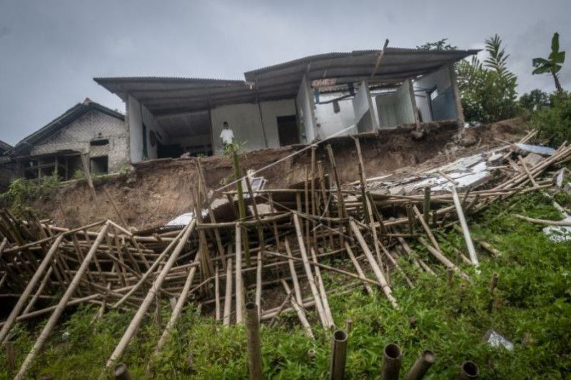 Rumah Terdampak Abrasi Sungai Di Pandeglang