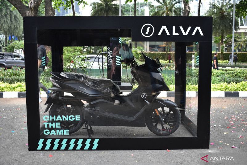 ALVA serah terima motor listrik Alva One di Experience Center SCBD