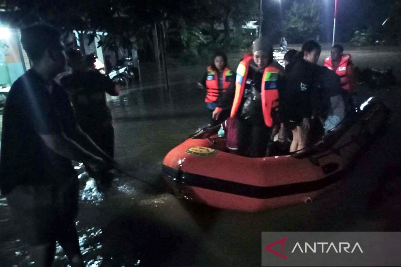 Tim penyelamat evakuasi satu korban meninggal banjir di Pati