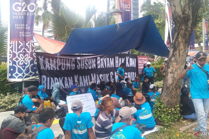 Warga Kampung Bayam dirikan tenda di depan Balai Kota Jakarta