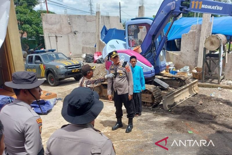 Polisi Cianjur turunkan alat berat bersihkan puing bangunan