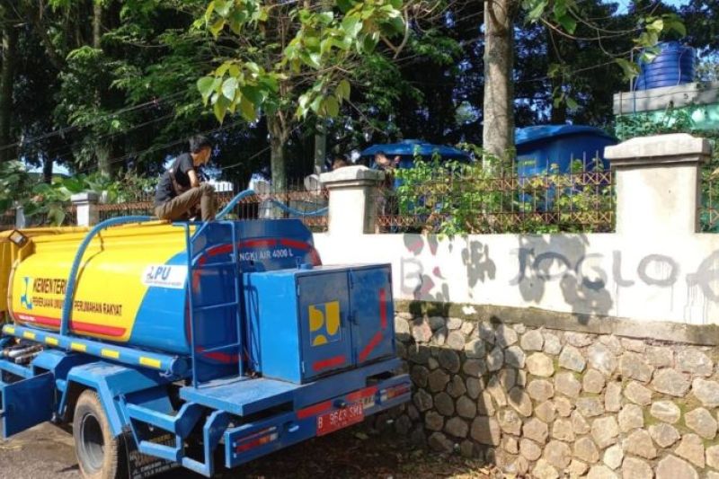 Kementerian PUPR distribusikan air bersih bagi pengungsi gempa Cianjur