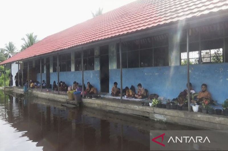 Murid SDN di Kapuas Kalteng belajar di selasar sekolah
