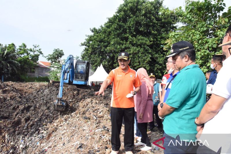Jakarta Timur keruk lumpur di Embung Dato Tonggara