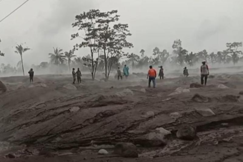Gubernur Jatim pastikan jalur evakuasi erupsi Semeru telah disiapkan