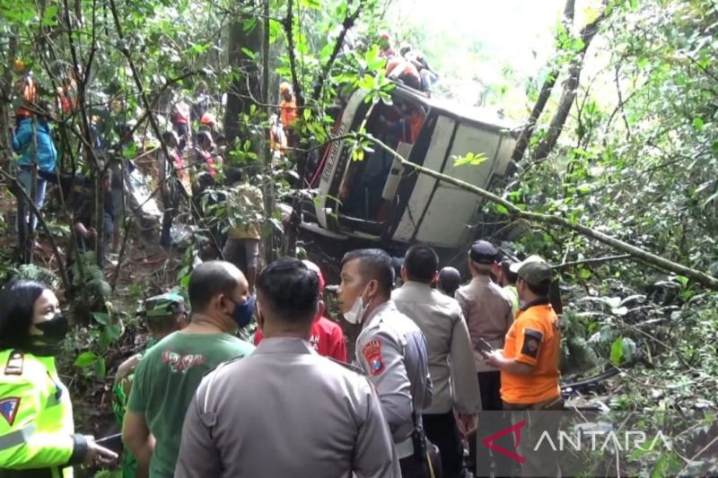 Polres Magetan selidiki penyebab bus masuk jurang tewaskan 7 orang