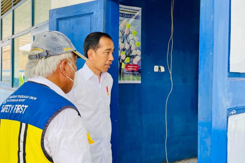 Presiden Joko Widodo tinjau SMP Negeri 1 Warungkondang terdampak gempa Cianjur