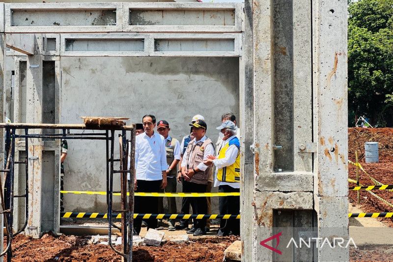 Presiden Joko Widodo tinjau pembangunan rumah tahan gempa di Cianjur