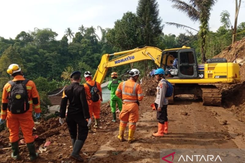 Tim SAR gabungan masih cari 8 korban tertimbun di Cianjur