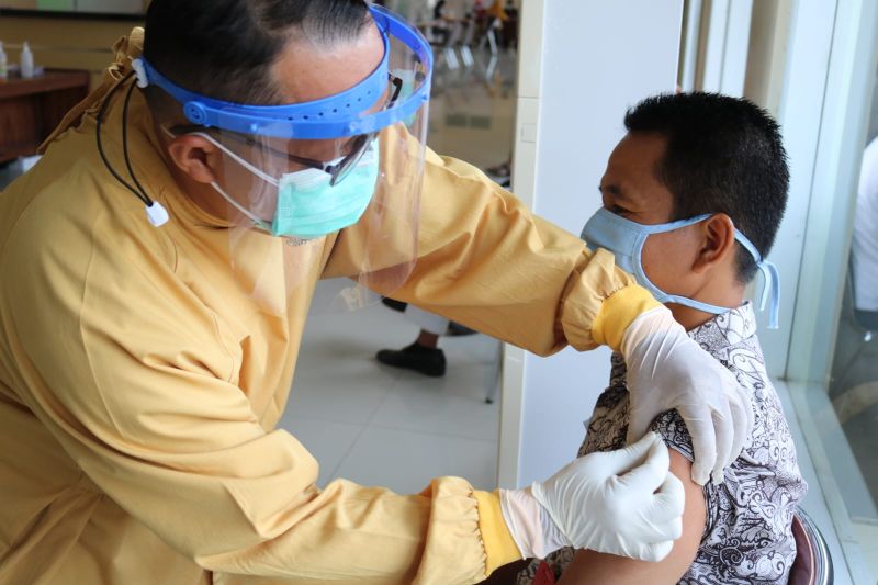 Sebanyak 67.235.823 penduduk Indonesia mendapatkan vaksinasi penguat