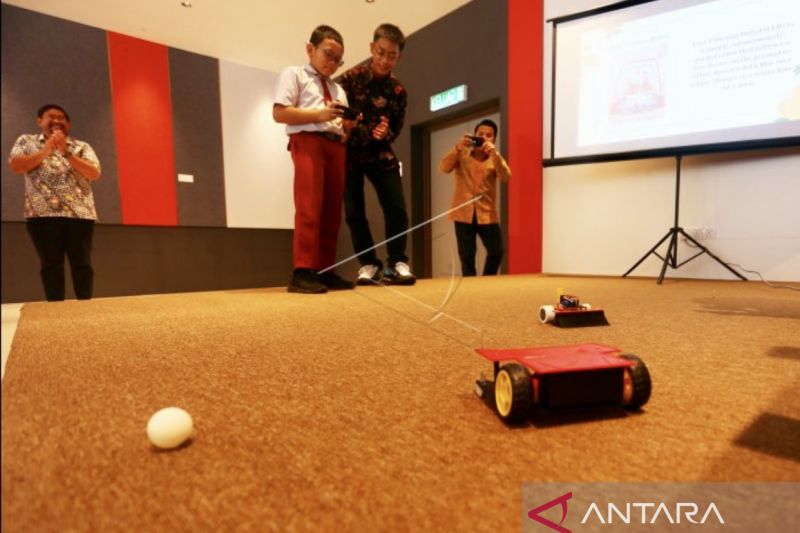 Peragaan “soccer robot IoT” di sekolah Indonesia di Johor Bahru