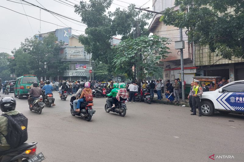 Polisi lakukan pengalihan arus lalu lintas pascabom di Polsek Astanaanyar