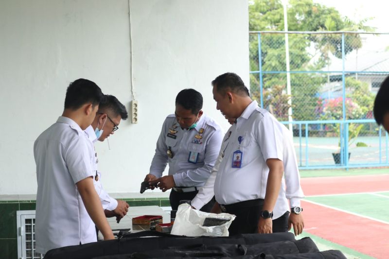Antisipasi gangguan Kamtib, petugas pengamanan Lapas periksa senjata api
