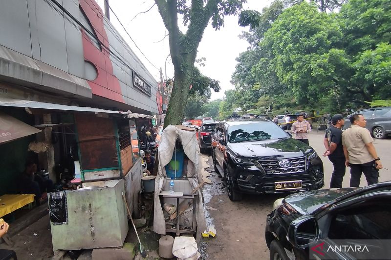 Warga sebut asap pekat membubung di Mapolsek Astanaanyar saat bom meledak