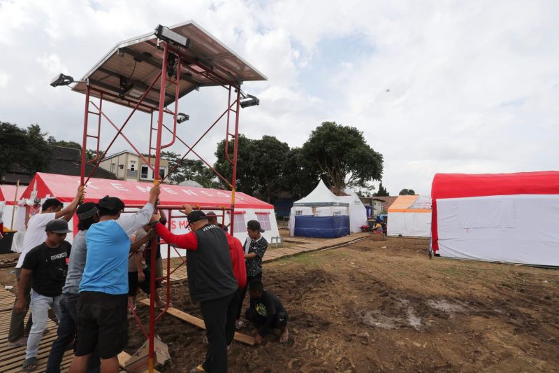 Kemensos siapkan panel surya pasok listrik untuk pengungsi di Cianjur