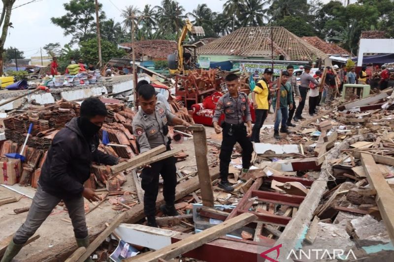 Polres Cianjur gelar patroli rutin dan bantu bersihkan puing bangunan warga