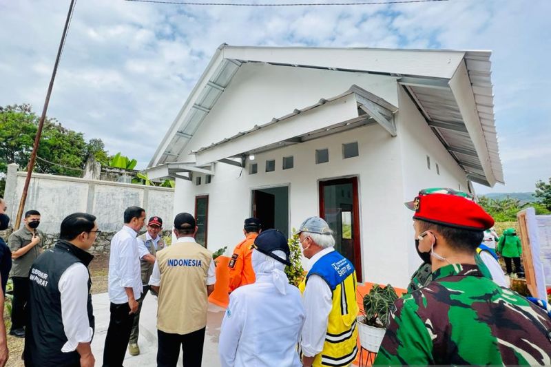 Presiden Jokowi tinjau rumah contoh tahan gempa yang akan dibangun di Cianjur