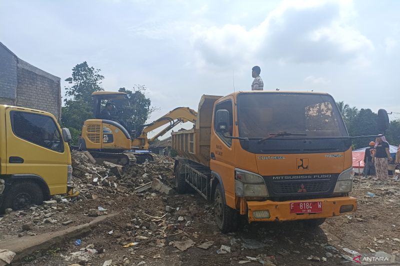 Pemkab Cianjur siapkan alat berat percepat pembersihan puing rumah ambruk