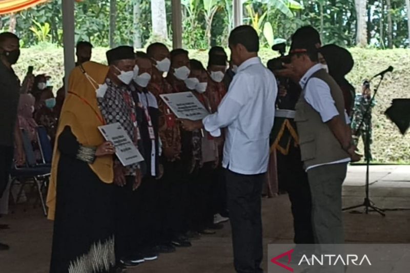 Presiden Jokowi serahkan bantuan pembangunan rumah korban gempa Cianjur tahap pertama