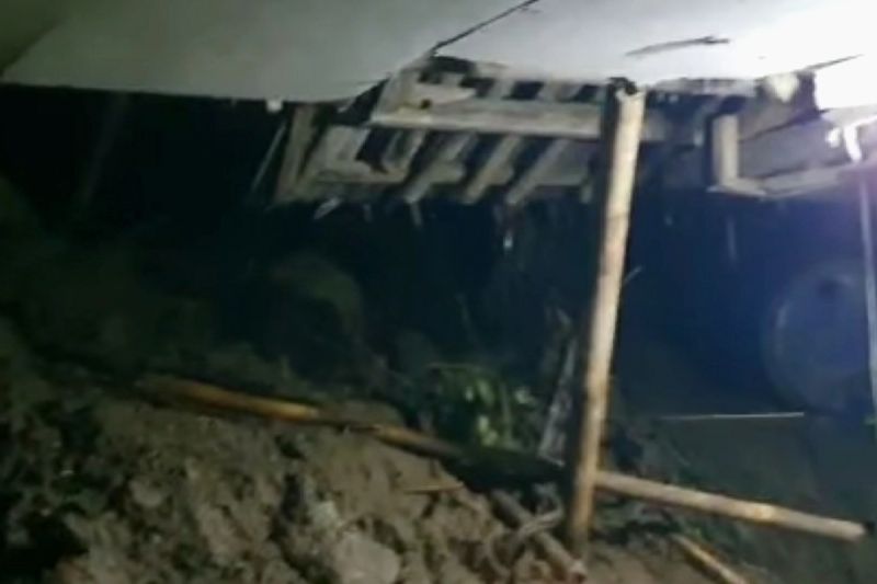 Seorang warga tewas akibat bencana longsor di Purwakarta