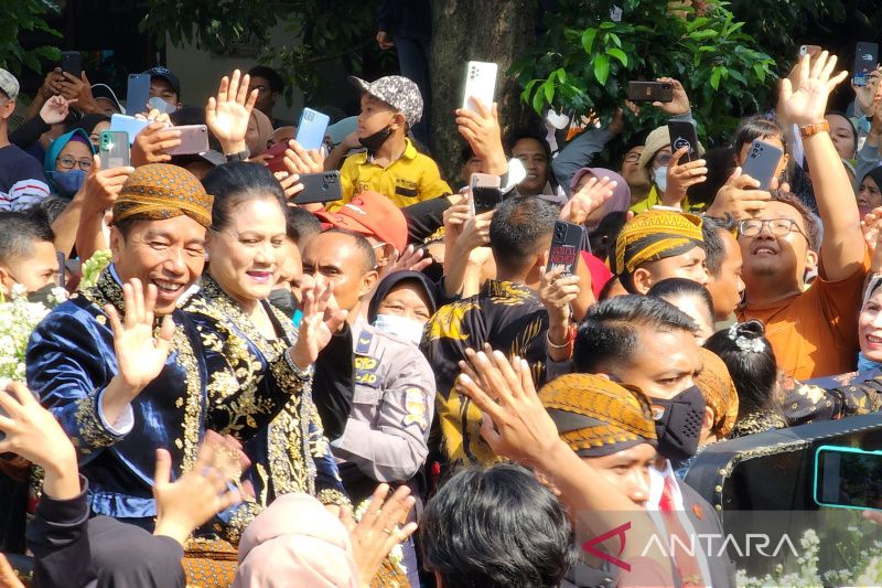 Ribuan orang padati rute kirab Kaesang-Erina menuju Pura Mangkunegaran