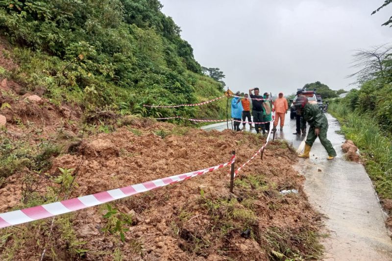 Hujan deras sebabkan longsor pada dua lokasi di Kota Padang