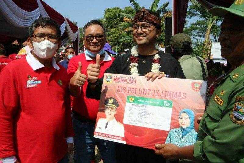 Plt Bupati Bandung Barat berikan kepesertaan JKN kepada Linmas