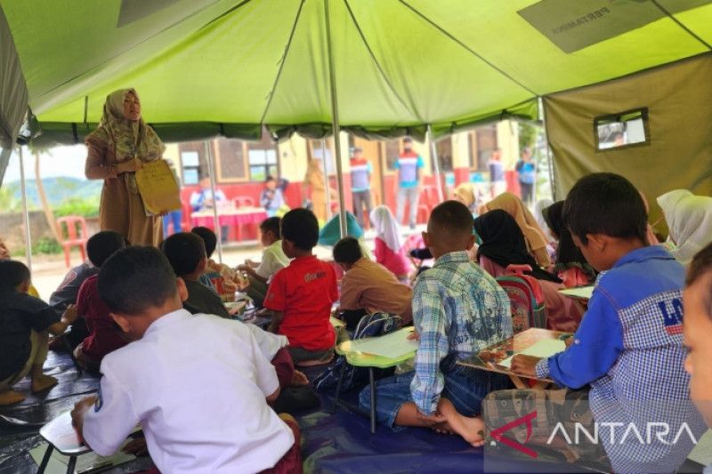 Pertamina Peduli serahkan bantuan tenda untuk SD Taman Sari di Cianjur