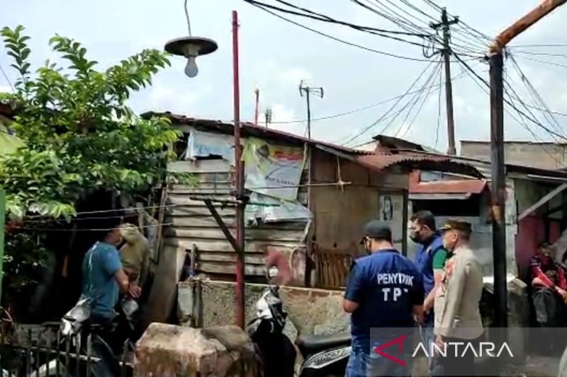 Tim Densus 88 geledah rumah terduga teroris bom Astanaanyar di Bandung