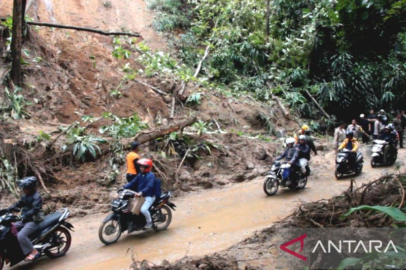 Jalur Sukabumi-Palabuhanratu sudah bisa dilalui kendaraan bermotor