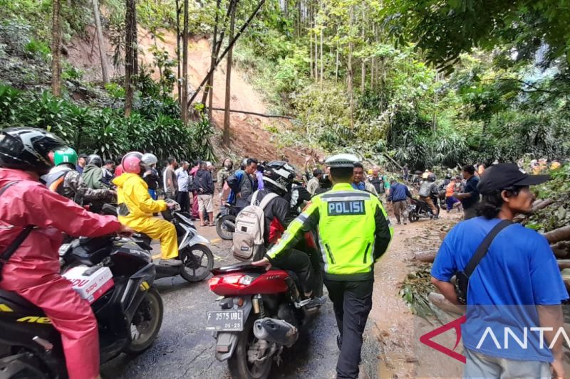 Lalu lintas kendaraan dari Sukabumi ke Palabuhanratu dialihkan akibat longsor