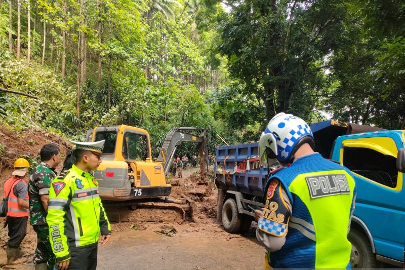 Petugas upayakan buka akses Sukabumi-Palabuhanratu yang longsor