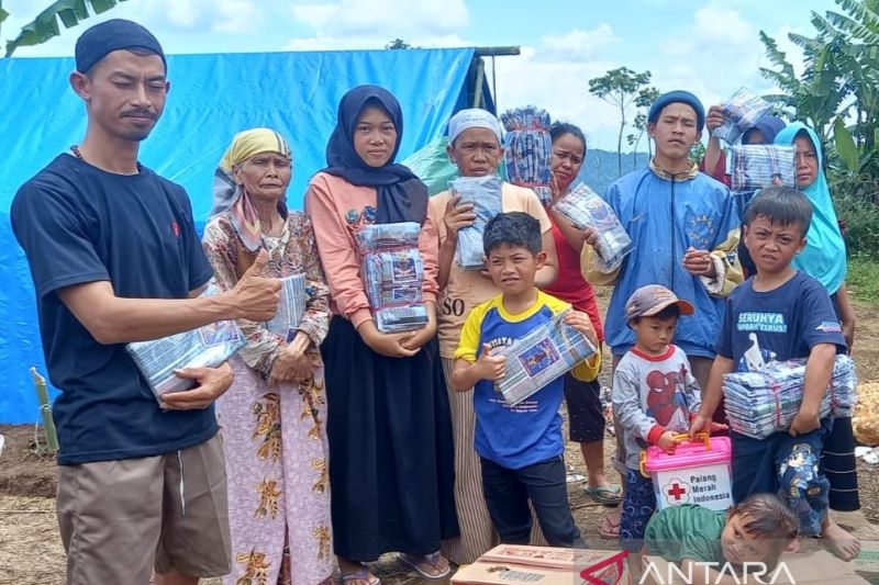 Mufidah Jusuf Kalla kembali kirim 20 ribu kain sarung untuk warga Cianjur