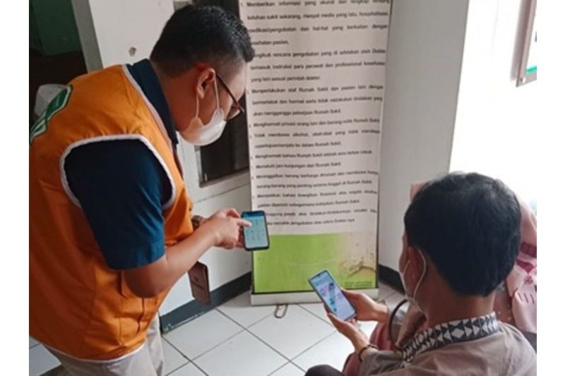 Petugas BPJS SATU! Sukabumi telaten pandu peserta manfaatkan Mobile JKN