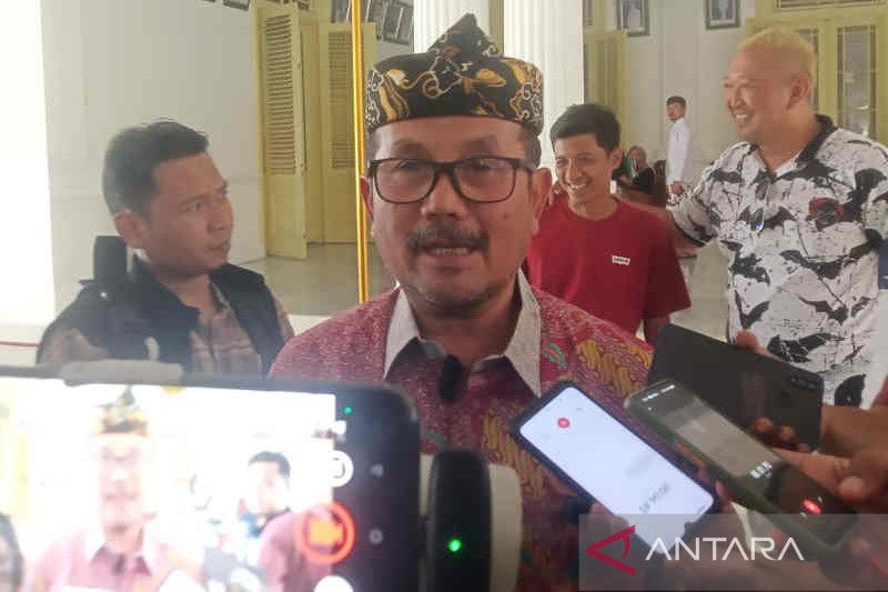 Bupati Cirebon minta penegak hukum usut tuntas pemotongan dana bansos