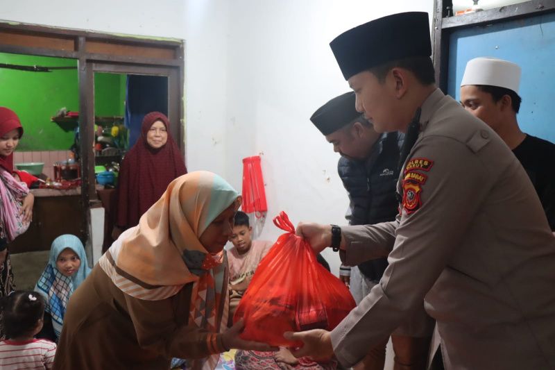 Kapolres bantu kebutuhan korban gempa Cianjur yang ngungsi ke Garut