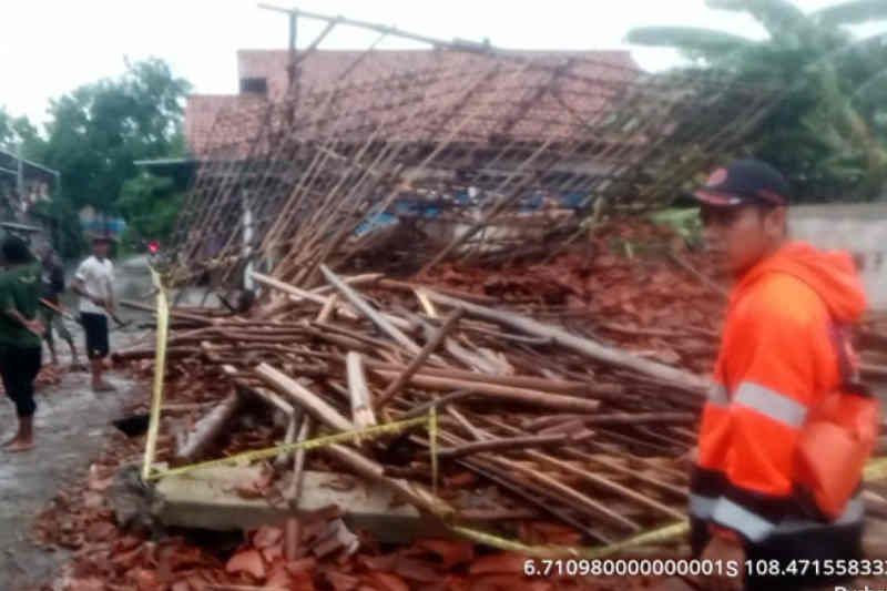 BPBD Kabupaten Cirebon masih data kerusakan bangunan akibat angin kencang